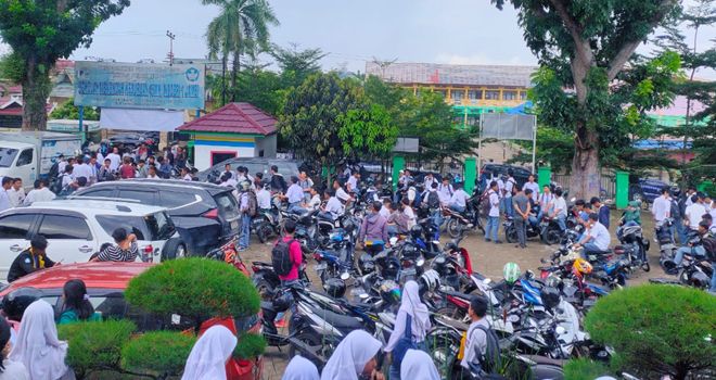 Para siswa SMKN 3 mendatangi SMKN 1 di jalan A Thalib Nomor 8 Kelurahan Simpang IV Sipin, Telainaipura, tepatnya di tengah jalan simpang Karya, Senin (24/2).