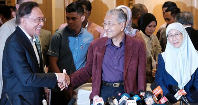 Mahatir Mohamad, Anwar Ibrahim, dan Istrinya Wan Azizah.