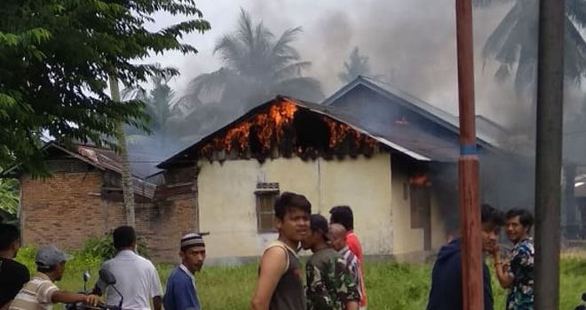 Tiga unit rumah di Bungo dilalap sijago merah saat ditinggal pemiliknya pergi ke pasar. Penyebabnya diduga karena konsleting arus lisrtik.
