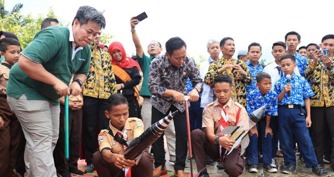 Siswa SMPN 12 Tanjabtim saat uji coba terhadap roket buatan mereka.