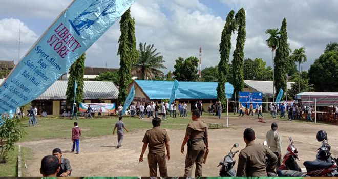 terlihat sejumlah anggota polisi dan Satpol PP tengah yang berusaha untuk mengamankan dan meredam aksi tersebut.