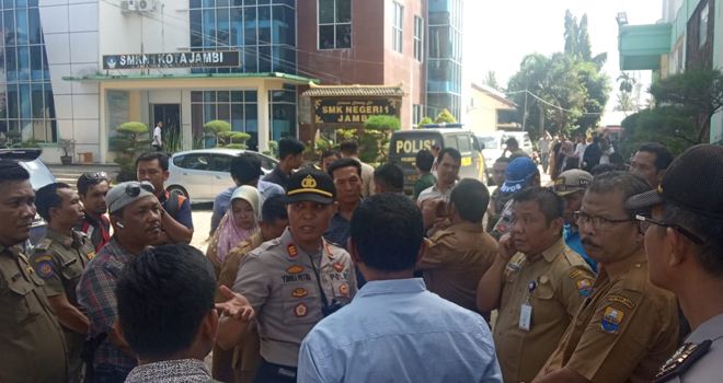 terlihat sejumlah anggota polisi dan Satpol PP tengah yang berusaha untuk mengamankan dan meredam aksi tersebut.
