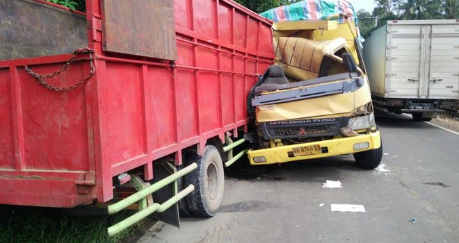 2 Truk PS Adu kambing di KM 35.