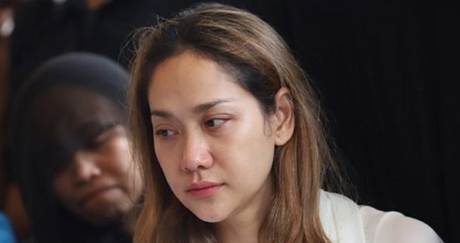 Bunga Citra Lestari menangis saat menghadiri pemakaman suaminya Ashraf Sinclair, di San Diego Hill. 