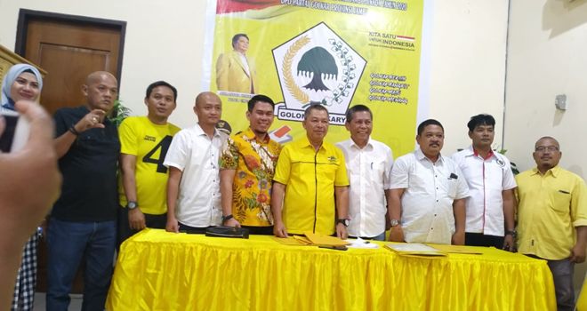 Tim Cek Endra saat mengambil formulir pendaftaran di Partai Golkar.