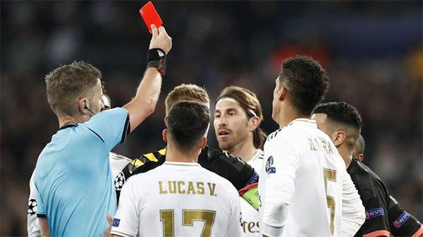 Wasit Daniele Orsato memberikan kartu merah kepada Sergio Ramos (tengah). 