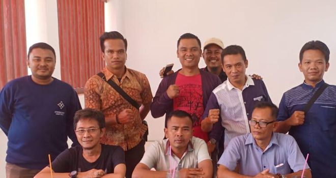 Dalam pertemuan yang digelar Kamis (26/02) di Kualatungkal, diamanahkan sebagai Ketua yaitu Ikmal Mardiansyah S.Sos (lingkarjambi.com) Sekretaris Ahmad AMd (bacajambi.id) dan Bendahara Budi Setiawan (jurnaltanjab.com).