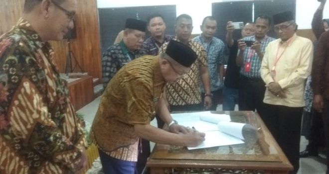 Bupati Sarolangun Tanda Tangani kesepakatan bersama.
