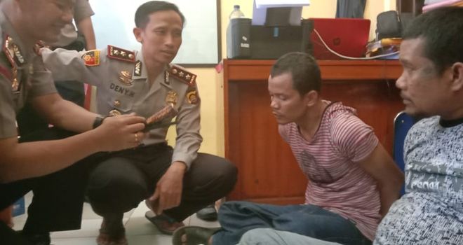 Kapolres Sarolangun saat saat menanyai kedua tersangka yang ditangkap karena memiliki sabu seberat 1 Kg. Keduanya diamankan saat melintas di wilaha hukum Polres Sarolangun
