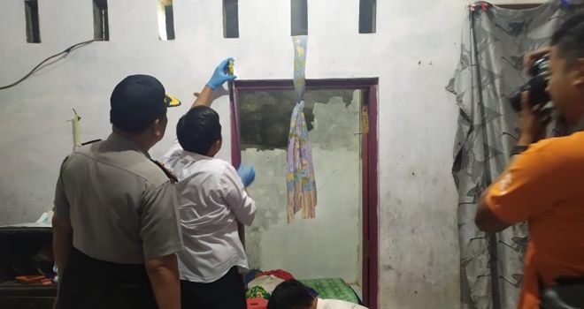 WAHYU HIDAYAT OLAH TKP - Petugas kepolisian dari Polsek Pekalongan Selatan bersama tim Inafis Polres Pekalongan Kota sedang melakukan olah TKP seorang gadis yang tewas gantung diri di rumahnya, Kelurahan Kuripan Yosorejo, Pekalongan Selatan, Rabu (26/2/2020) siang.