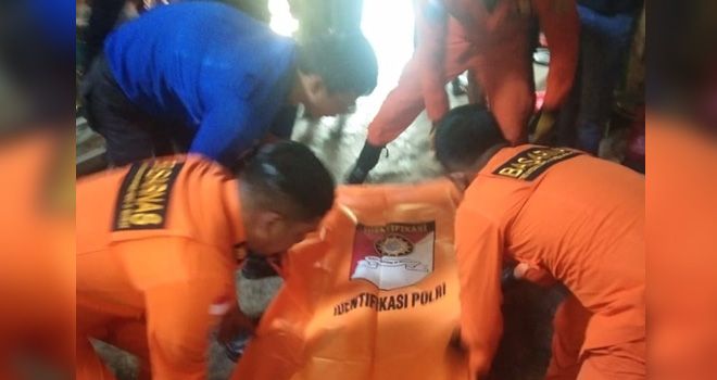 Tim Sar Jambi saat melakukan evakuasi jasad Harun yang ditemukan dari dalam sumue.