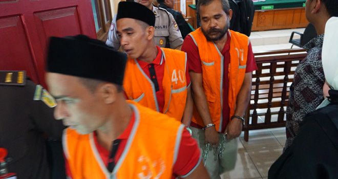 Tiga terdakwa kasus narkoba saat menjalani sidang di Pengadilan Negeri Jambi. Penasehat hukum keberatan atas tuntutan hukuman mati.