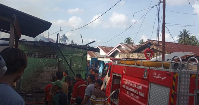 Petugas damkar kota Jambi, terus melakukan upaya pemadaman.