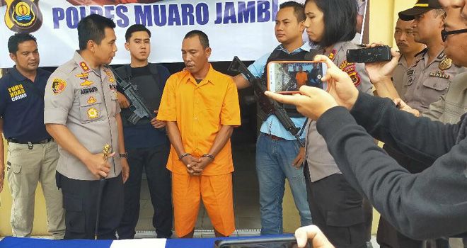 Pelaku pembawa senpi rakitan di Kecamatan Mestong diamanakan oleh petugas. Pelaku mengaku membawa senpi untuk menakut-nakuti warga.