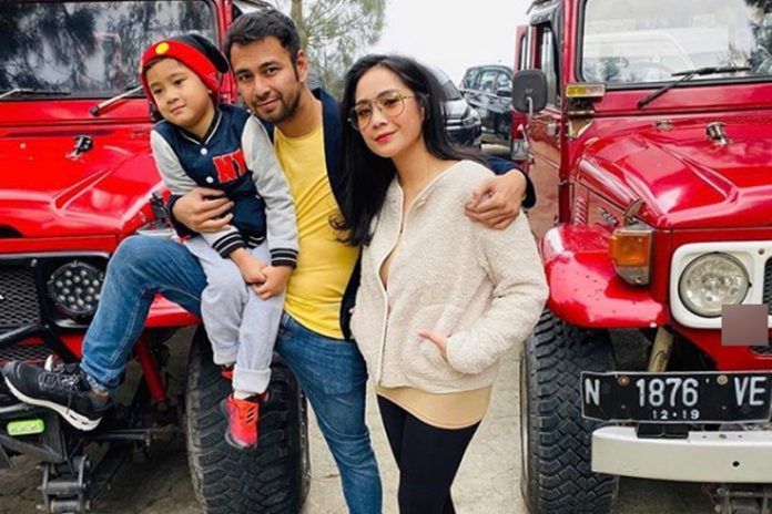Raffi Ahmad bersama istrinya, Nagita Slavina dan anak mereka Rafathar.