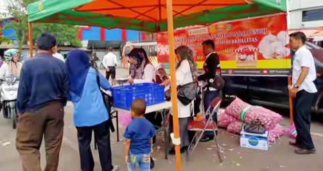 Dinas Ketahanan Pangan Kota Sungai Penuh menggelar Operasi Pasar di Terminal Pasar Sungai Penuh.