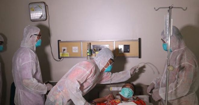 Ilustrasi penanganan pasien suspect virus corona. 