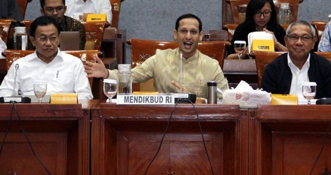 Menteri Pendidikan dan Kebudayaan (Mendikbud), Nadiem Makarim memberikan keterangan saat rapat kerja (raker) dengan Komisi X DPR RI di Kompleks Parlemen, Senayan, Jakarta, Kamis (20/2/2020). Menjawab pertanyaan anggota dewan, Nadiem mengaku jengkel karena dituding atas konflik kepentingan (conflict of interest) terkait bayar SPP menggunakan GoPay di media sosial. Nadiem menjelaskan bahwa, pembayaran SPP memakai GoPay merupakan inovasi digitalisasi keuangan. Dia menegaskan bahwa hal tersebur tidak ada hubungannya dan bukan kebijakan Kemendikbud.