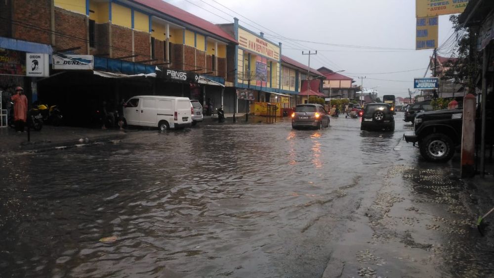  Jalan Depan Amik Depati Parbo Sungai Penuh Mendadak Jadi Sungai