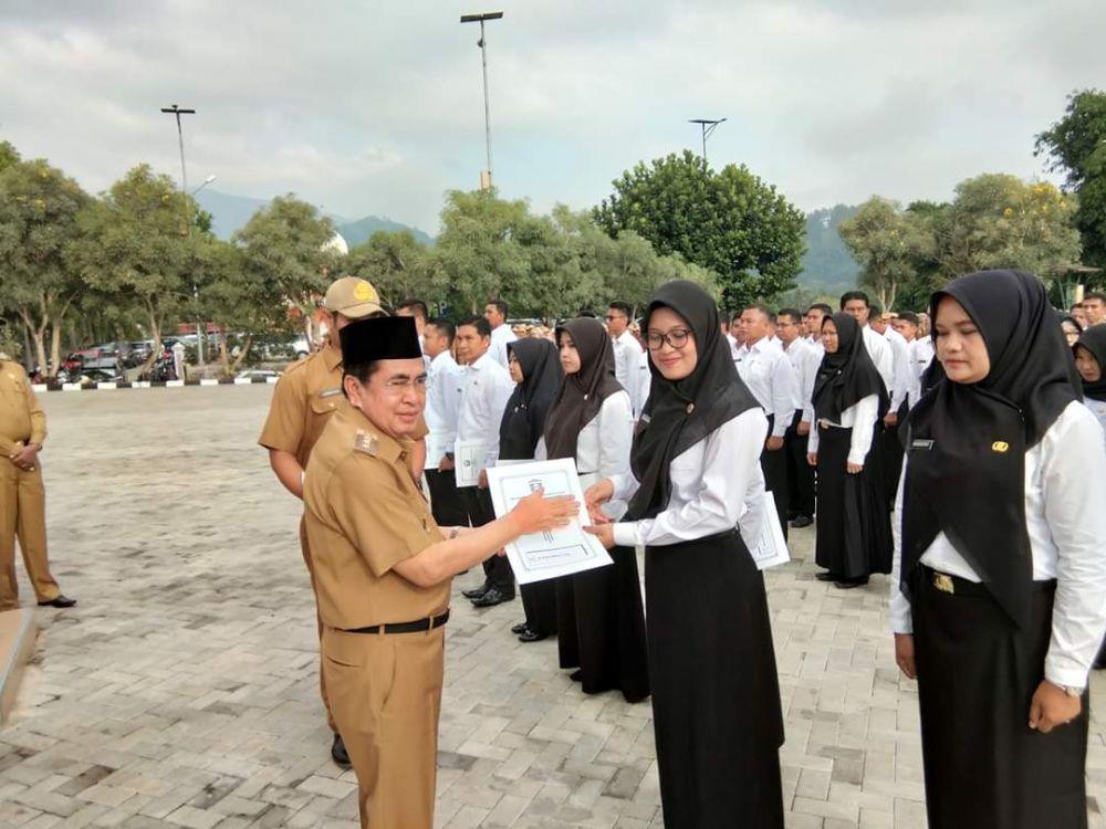 Wako AJB Serahkan SK 98 CPNS dan Sekaligus Ambil Sumpah PNS 