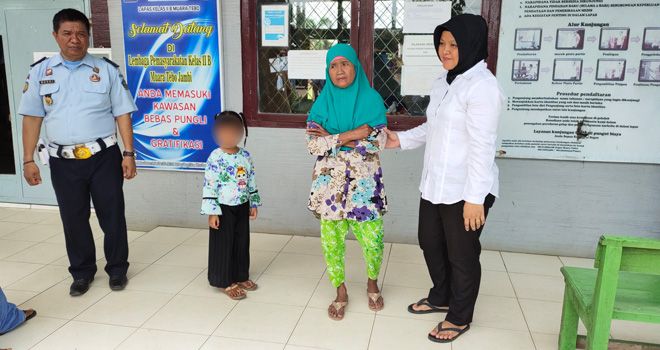 Nenek berusia 50 tahun diamankan oleh petugas lapas karena kedapatan membawa sabu yang disimpan di kemaluannya saat akan menjenguk anaknya.