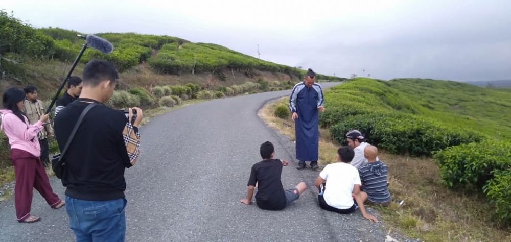 Tim film pendek YouTube Komedi Tali BH Jambi, yang dipimpin oleh Ade Ambone, melaksanakan shooting mengeksplore Pariwisata Kerinci, khususnya Kayu Aro, Senin dan Selasa (02/03/2020).