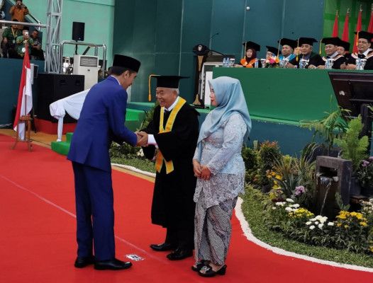 Pengukuhan Profesor Kiai Asep Saifuddin Chalim.