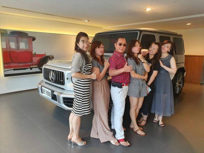 Hu Han-feng dikelilingi oleh Istri dan wanita simpanannya. 