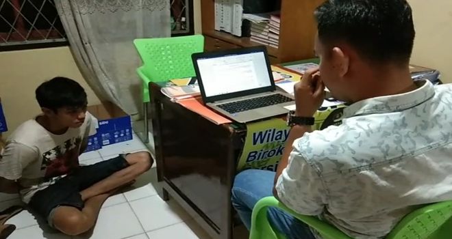 Seorang bandar narkotika tewas diterjang peluru polisi. Pria berinisial E ini ditembak Satres Narkoba Polres Bungo karena berusaha melawan saat ditangkap, Rabu (4/3) malam.