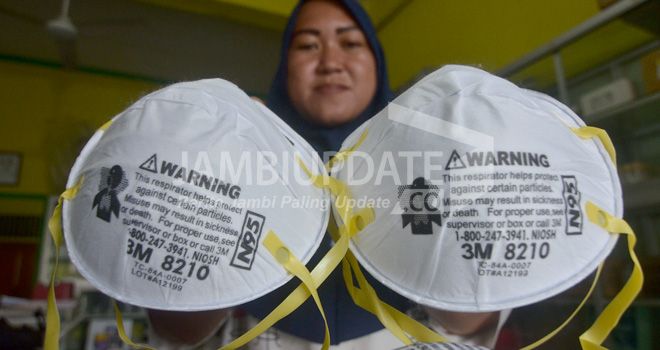 Ratna, salah seorang penjual perlengkapan kesehatan di kawasan Broni Kota Jambi, memperlihatkan masker N95 kemarin (3/3). Sampai saat ini, masker kosong di apotek-apotek dalam Kota Jambi
