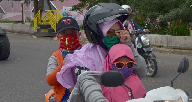 Pengendara di Kota Jambi menggunakan masker untuk mengantisipasi penyebaran virus corona (6/3).