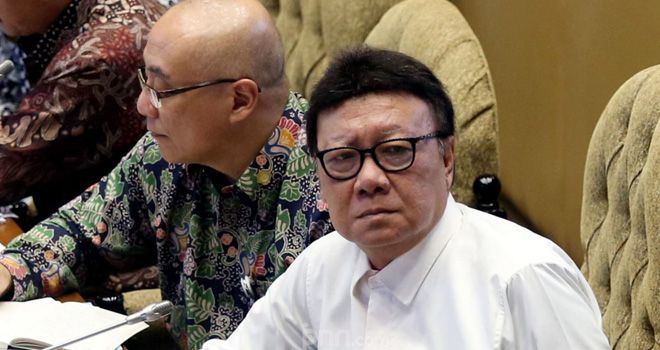 MenPAN RB Tjahjo Kumolo menjelaskan soal penyelesaian masalah honorer. 