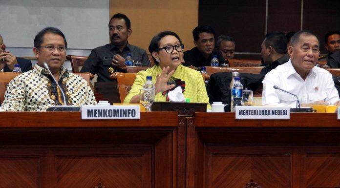 Tampak dari kiri : Menteri Komunikasi dan Informatika RI, Rudiantara, Menteri Luar Negeri RI, Retno Marsudi dan Menteri Pertahanan RI, Ryamizard Ryacudu didampingi Jajaran Pejabat dari Mabes TNI dan Badan Intelijen Negara menghadiri rapat kerja (raker) dengan Komisi I DPR RI di Gedung Parlemen, Senayan, Jakarta, Kamis (5/9/2019). 