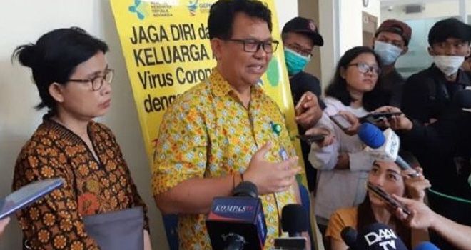 Direktur Utama RSPI Sulianti Saroso, Mohammad Syahril (kemeja kuning). 