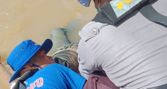 Mayat yang belum diketahui jenis kelaminnya itu di temukan sekitar pukul 15.15 wib, Jumat (6/3).