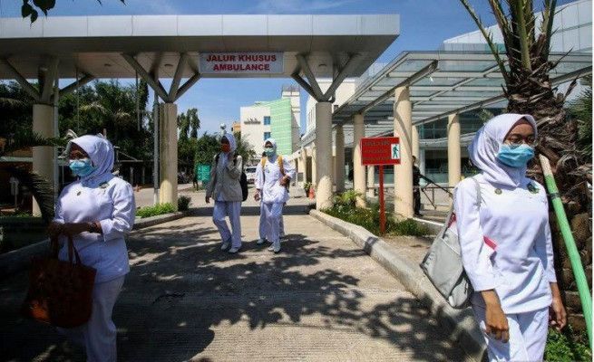 Staf Rumah Sakit Penyakit Infeksi Prof. Dr. Sulianti Saroso.