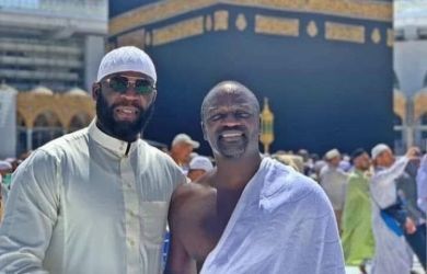 Penyanyi Akon saat menjalani umrah.