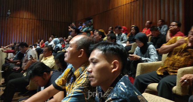 Suasana balkon ruang rapat Komisi II DPR yang dipenuhi honorer K2.