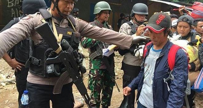Sekitar 800 warga beberapa desa di wilayah pegunungan Timika, Papua, Jumat (6/3), dievakuasi aparat kepolisian ke kota Timika karena sering diteror oleh kelompok kriminal bersenjata (KKB).