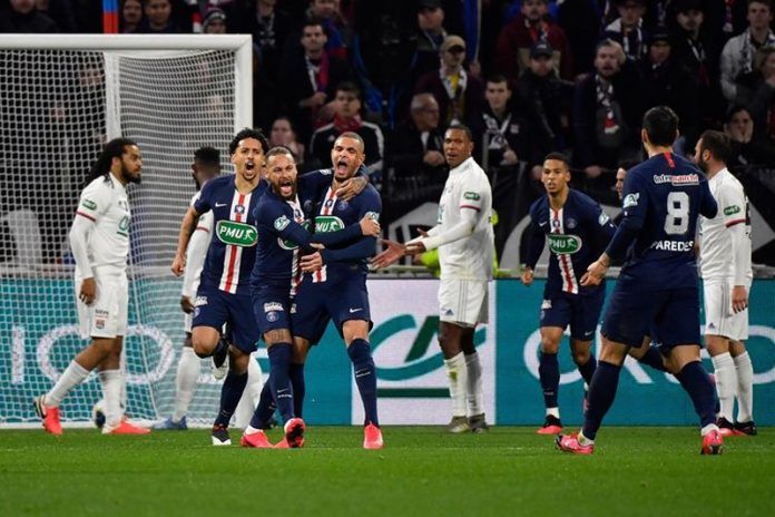 Para pemain Paris Saint-Germain (PSG) melakukan selebrasi usai mencetak gol ke gawang Olympique Lyonnais dalam babak semifinal Piala Prancis, Kamis (5/3/2020) dini hari WIB.