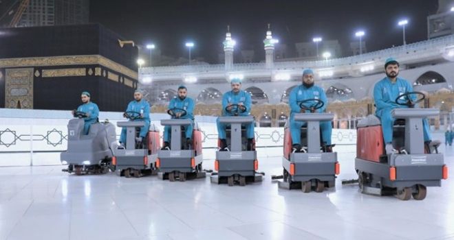 Dalam sehari, semua pintu-pintu masuk ke Masjid Ka'ba dan Masji Nabawi, disterilkan sebanyal 7 kali. Proses sterilisasi dilakukan secara bergiliran oleh 330 pekerja dan 10 mesin. 
