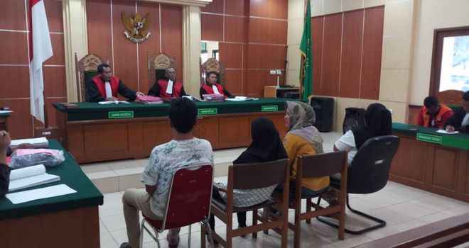 Istri korban pembunuhan akibat pertengkaran celana levis terlihat menangis selama bersaksi dipersidangan yang berlangsung Pengadilan Negeri Jambi, Selasa (10/3).
