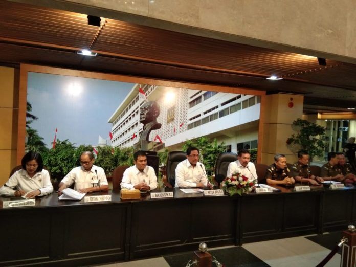 Ketua BPK RI, Agung Firma Sampurna bersama Jaksa Agung ST Burhanuddin usai menerima berkas perhitungan kerugian negara BPK kasus Korupsi PT Asuransi Jiwasraya di Kejaksaan Agung, Jakarta, Senin (9/3). 