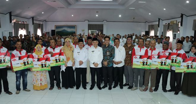 Bupati Kerinci, Adirozal, Wakil Bupati Kerinci, Ami Taher, Kepala Dinas Tanaman Pangan dan Hortikultura Kabupaten Kerinci, Radium Khalis, Kepala OPD dilingkup Pemkab Kerinci, dan Perwakilan Kelompok Tani se-Kabupaten Kerinci.