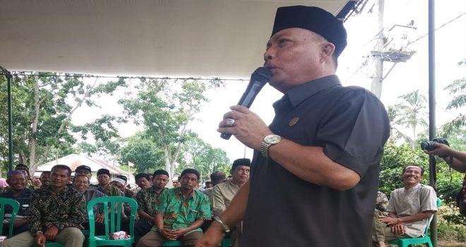 Warga Desa Bukit Baling Kecamatan Sekernan Muarojambi saat ini mengharapkan agar pihak DPRD menganggarkan Pembangunan Drainase di Desa mereka, hal ini guna mencegah luapan air yang menggenangi rumah dan badan jalan.