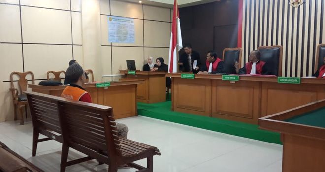Terdakwa Een Lorenzo pemilik sabu dan pil ekstasi dituntut dengan pidana 6 tahun penjara serta denda Rp 1 miliar saat sidang di Pengadilan Negeri Jambi, Kamis (12/3).