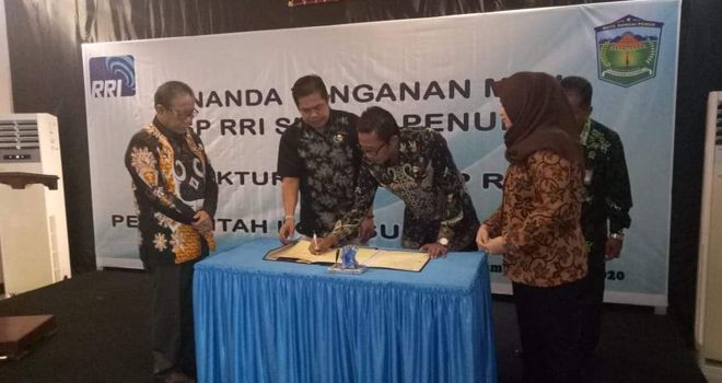 Penandatanganan MoU yang dilaksanakan di RRI Jambi terkait hibah tanah lokasi gedung LPP RRI di Kota Sungai Penuh.