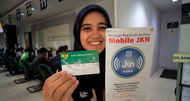 Ratusan warga calon pasien BPJS mengantri di loket Kantor Cabang BPJS, Cikokol Tangerang, (11/3).