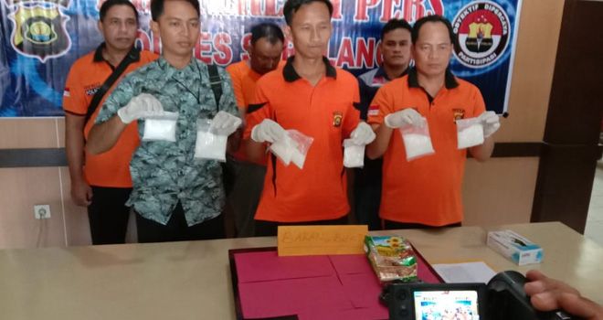 Kapolres Sarolangun menunjukan barang bukti dan pelaku yang diamankan dari Hotel Nafiti, saat jumpa pers di Polres Sarolangun Jumat (13/3).