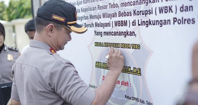 Penandatanganan komitmen bersama zona integritas menuju wilayah bebas dari korupsi yang di pimpin oleh Kapolres Tebo.